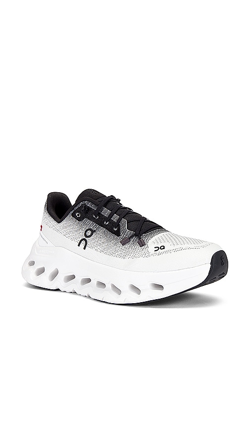 Shop On Cloudtilt Sneaker In 黑色 & 乳白色