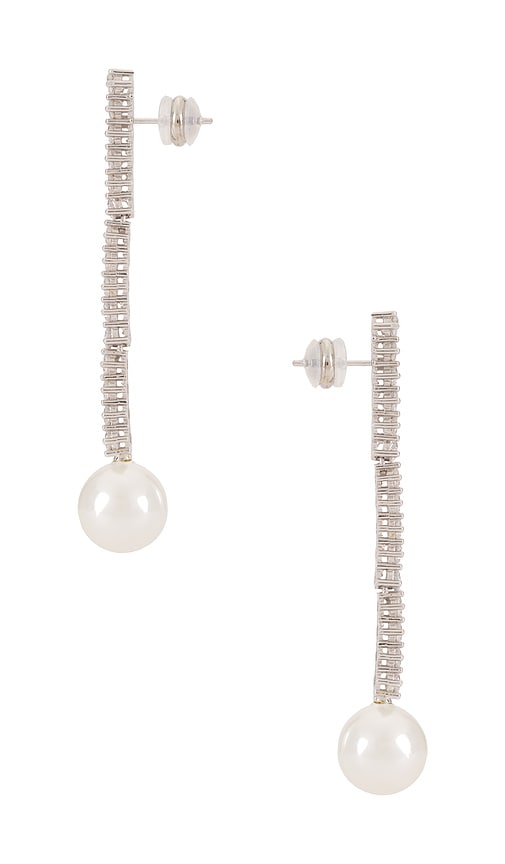 Shop Shashi Pearl Tennis Earring In 象牙白