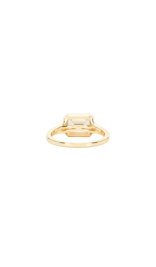  Shashi Ring Emeral Cut Bezel In Metallic Gold. Größe 6. Also In 8. 