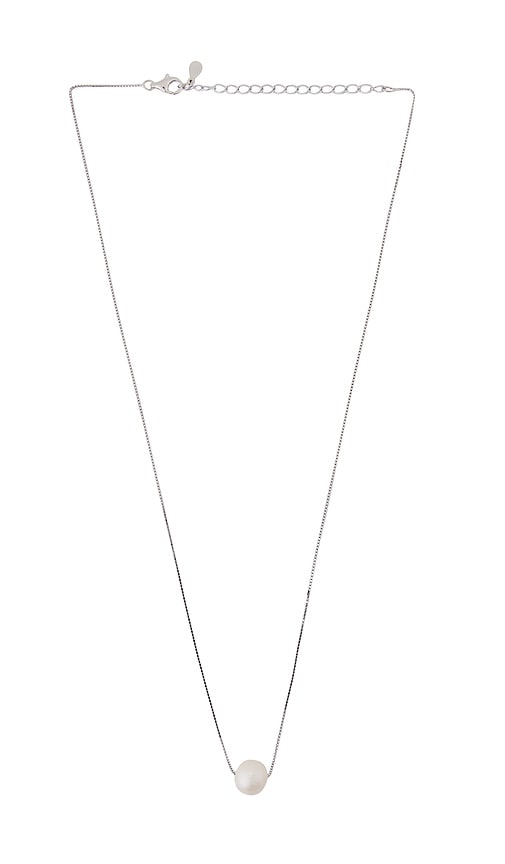 SHASHI Classic Pearl Necklace in Pearl