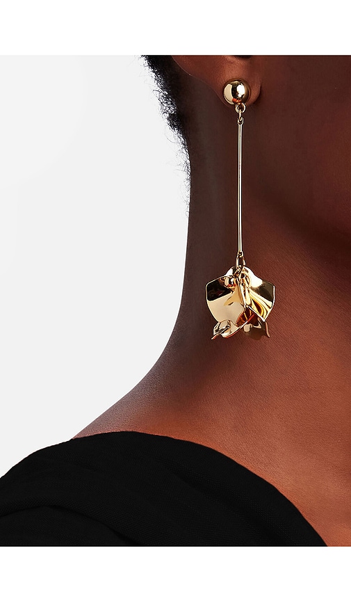  Shashi Hängeohrringe Blooming In Metallic Gold. 