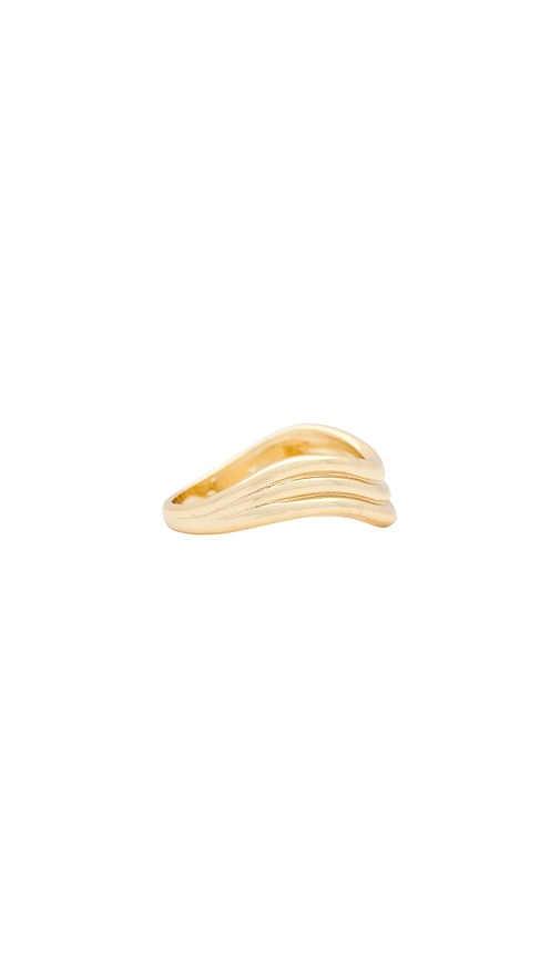 Shop Shashi Waves Ring In 金色