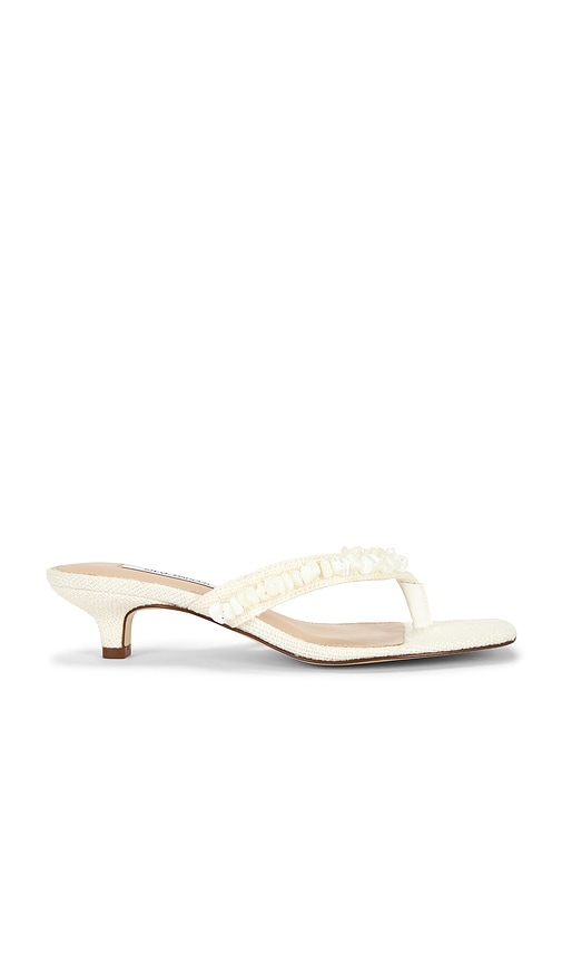 Steve Madden Tracie Shell Sandal in White. - size 10 (also in 7.5, 9)
