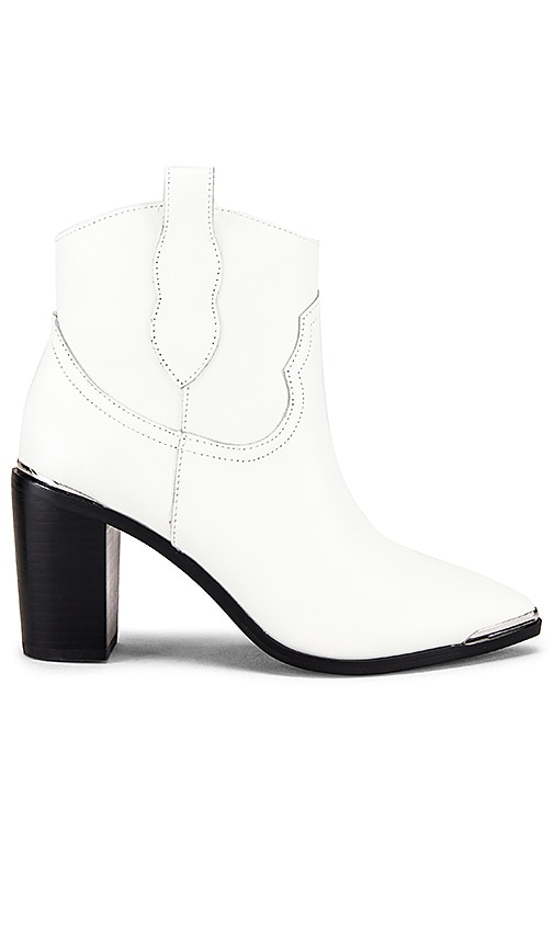 steve madden blanco leather ankle boot