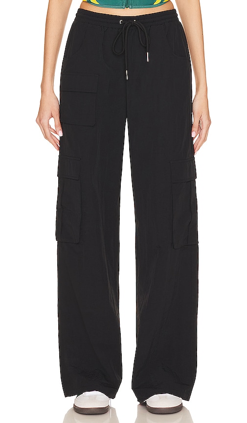 Shop Superdown Evie Cargo Pant In 黑色