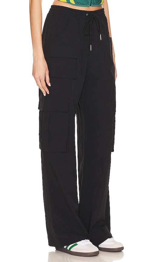 Shop Superdown Evie Cargo Pant In 黑色