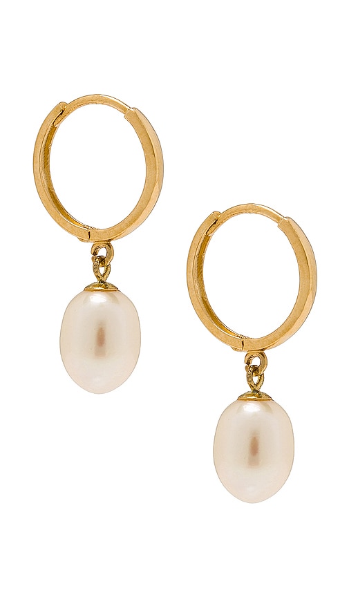 Stone And Strand Elliptical Pearl Huggie Earrings In Gold & Pearl