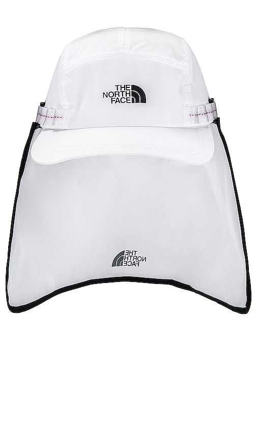 The North Face Flyweight Sunshield 5 Panel in White & Asphalt Grey