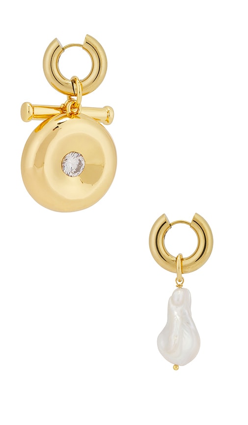  Timeless Pearly Drop Earrings In Metallic Gold. 
