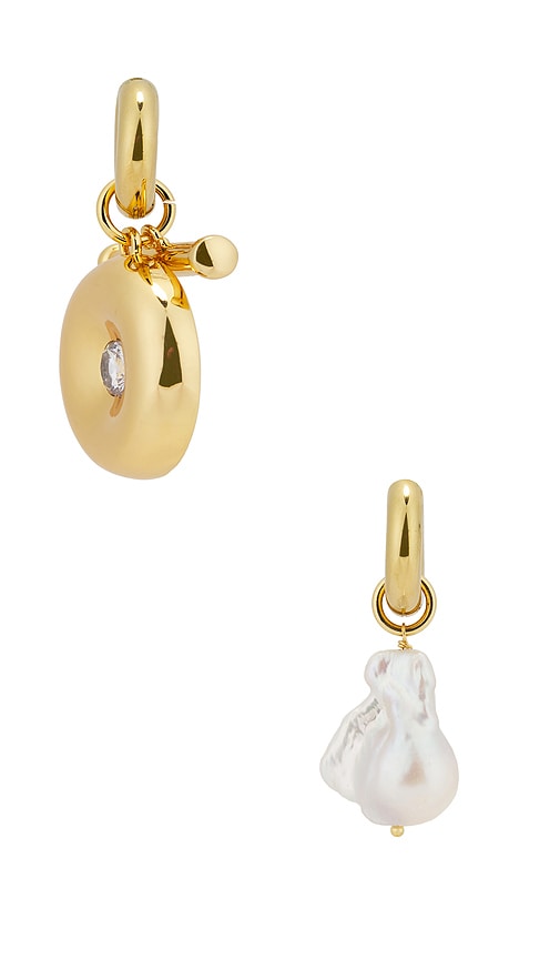  Timeless Pearly Drop Earrings In Metallic Gold. 