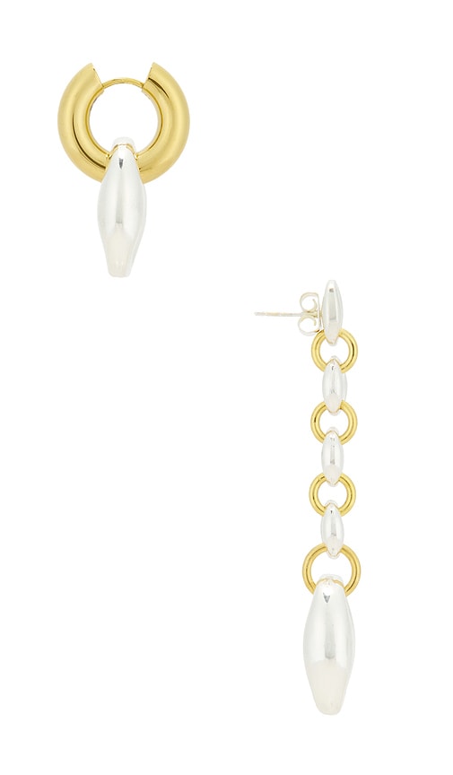  Timeless Pearly Drop Earrings In Metallic Gold. 