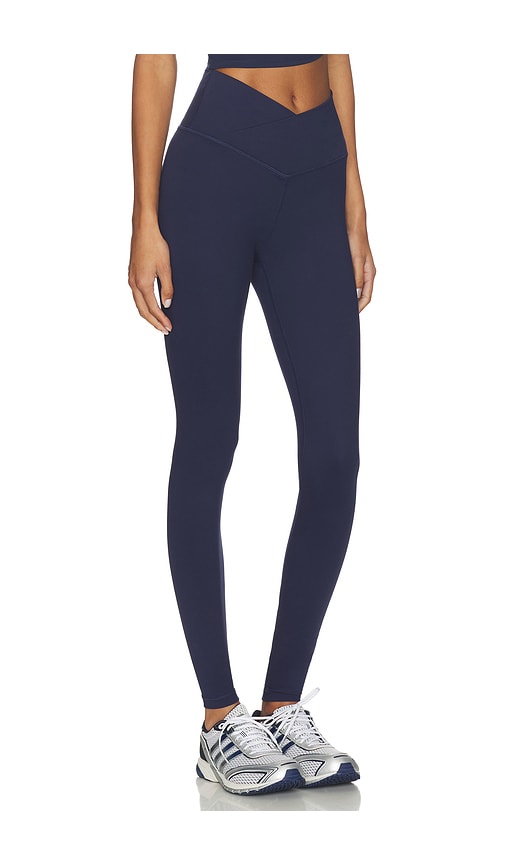  Wellbeing + Beingwell Flowwell Callista Crossover Legging En Color Azul Marino Talla M  (también En S, Xl, Xs, Xxs). 