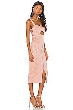Alice McCall VESTIDO MIDI LOVELAND en Nude | REVOLVE