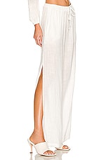 Bella Dahl Side Slit Beach Pant in White | REVOLVE