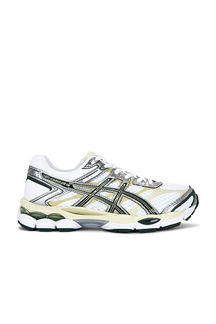 Asics Gel-Cumulus 16 Sneaker in White,Metallic Silver