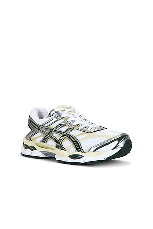 Asics Gel-Cumulus 16 Sneaker in White,Metallic Silver