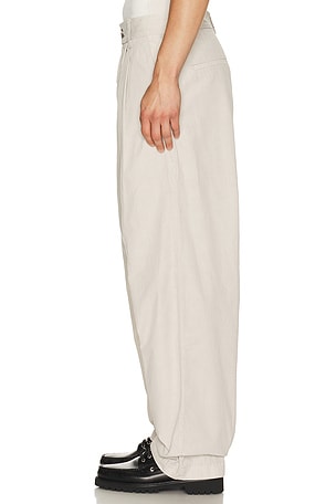 AOroe pantalón con trabillas en color Marfil