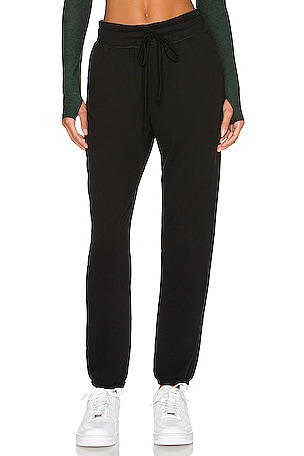 Beyond Yoga Cozy Fleece Weekend Sweatpant in Black REVOLVE