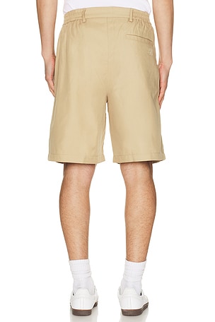 Bound wide pleated cotton short en color marrón