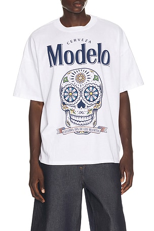 Modelo Tee BIOWORLD