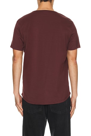 Cuts AO Curve Hem Tee in Burgundy. Size XXL/2X. Also
