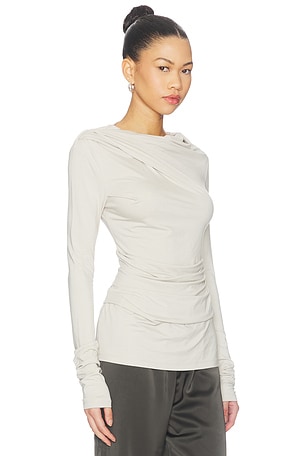 Entire studios top drapeado en color gris