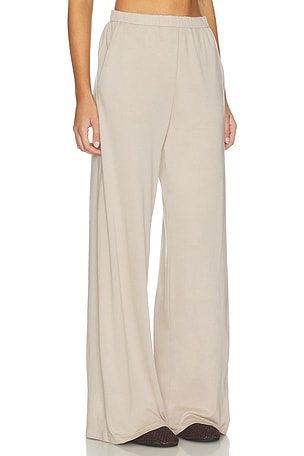 Enza costa pantalón suave de algodón supima para todo momento en color Beige