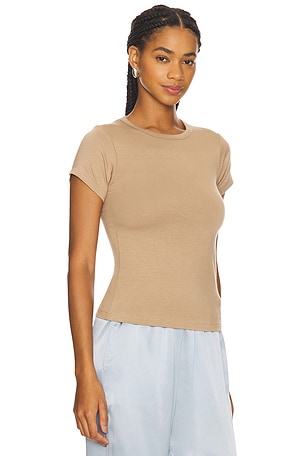 Eterne Fitted Crewneck Short Sleeve T-Shirt en Taupe