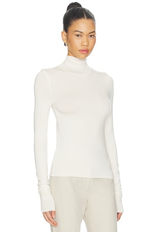 Eterne Fitted Turtleneck Top en Crème en Ivoire