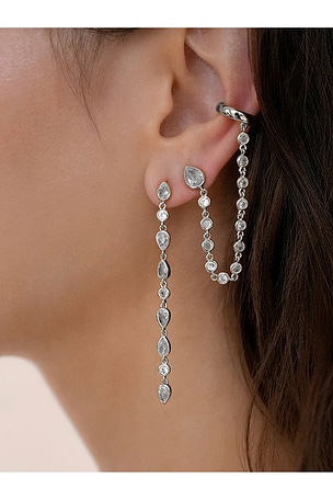 Ettika pendiente tipo ear cuff con cadeN/A y cristal. ear cuff crystal chaen stud en color plateado metálico