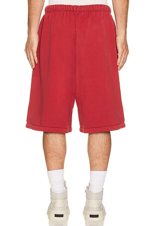 Fear of God ESSENTIALS SHORT SWEAT RELAXED en Rouge