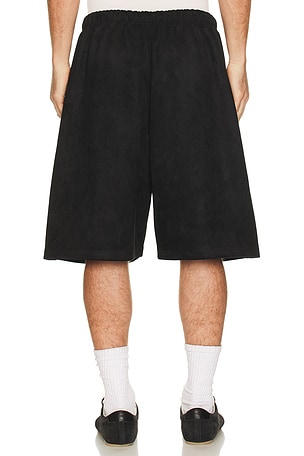 Fear of god essentials relaxed short en color negro