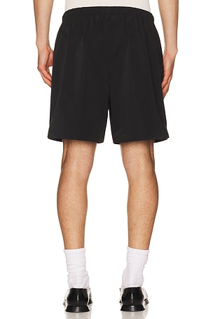 Fear of god essentials active trace classic short en color negro