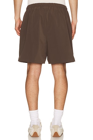 Fear of god essentials active trace classic short en color marrón
