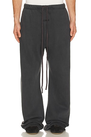 Fear of god essentials pantalón deportivo flare en color gris