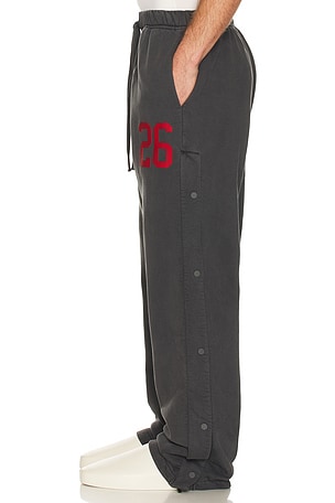 Fear of god essentials pantalón tearaway en color gris