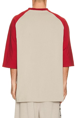 Fear of god essentials camiseta baseball en color Gris,Rojo