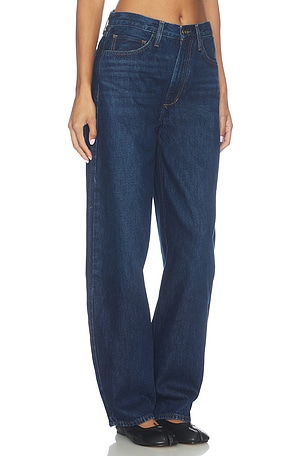 Favorite daughter the mercer mid rise easy barely barrel jean en color azul