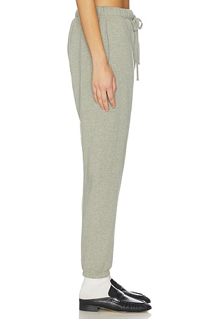 Fear of god essentials pantalón deportivo sigN/Ature en color gris