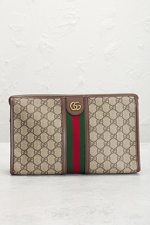 Fwrd renew estuche gucci en color Beige