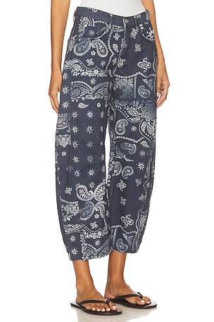 Free People x We The Free Good Luck Printed Barrel Jean in Blue. Size 32. Also