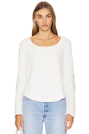 TOP AVEC BAS DES MANCHES FANTAISIE SWINGING CABLE Free People