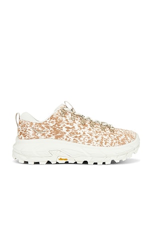 Tor Summit + Sneaker HOKA