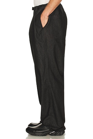 Kappy design pantalones de mezclilla two tuck en color negro