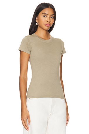 La made camiseta basic en color verde oliva
