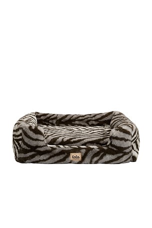 Medium  Pet Bed Lola Blankets