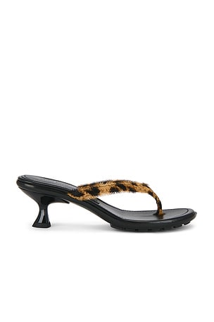 Mari Sandal Mansur Gavriel