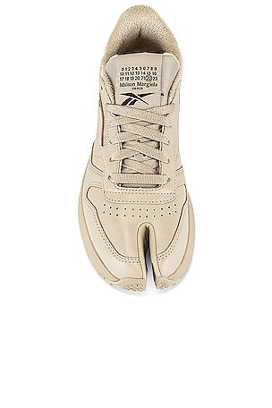 MAISON MARGIELA x REEBOK CLASSIC LEATHER TABI スニーカー - Natural | REVOLVE