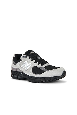 New Balance 2002r Sneaker in Black,Grey