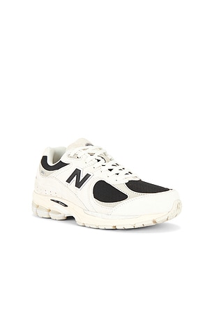 New Balance 2002r Sneaker in Black,Beige